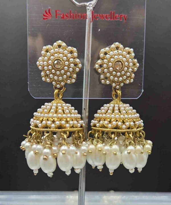 Light Weight Kundan And Pearl Work Jhumka Earrings.