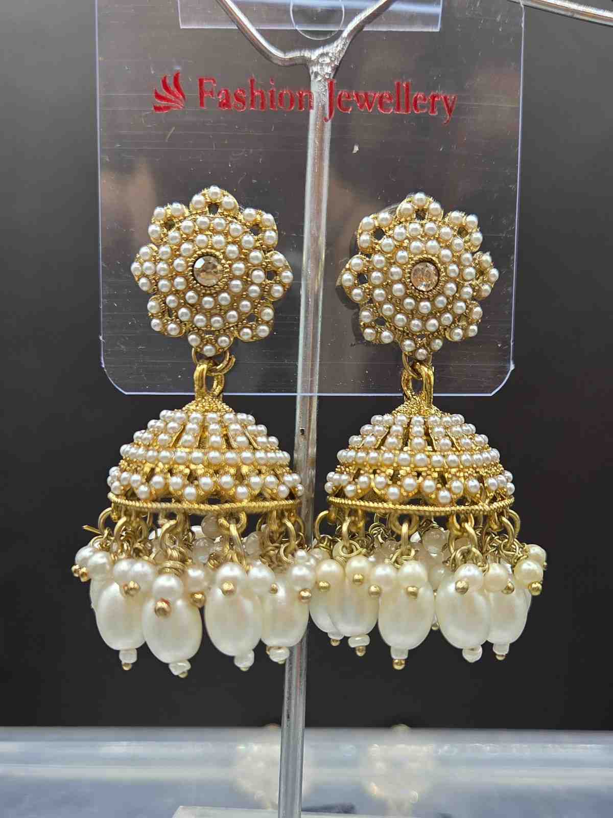 Light Weight Kundan And Pearl Work Jhumka Earrings.