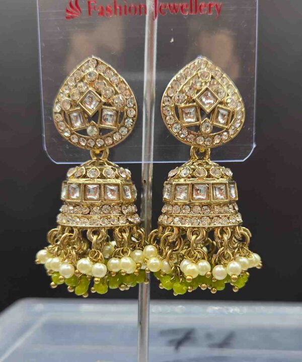 Light Weight Kundan And Pearl Work Jhumka Earrings.