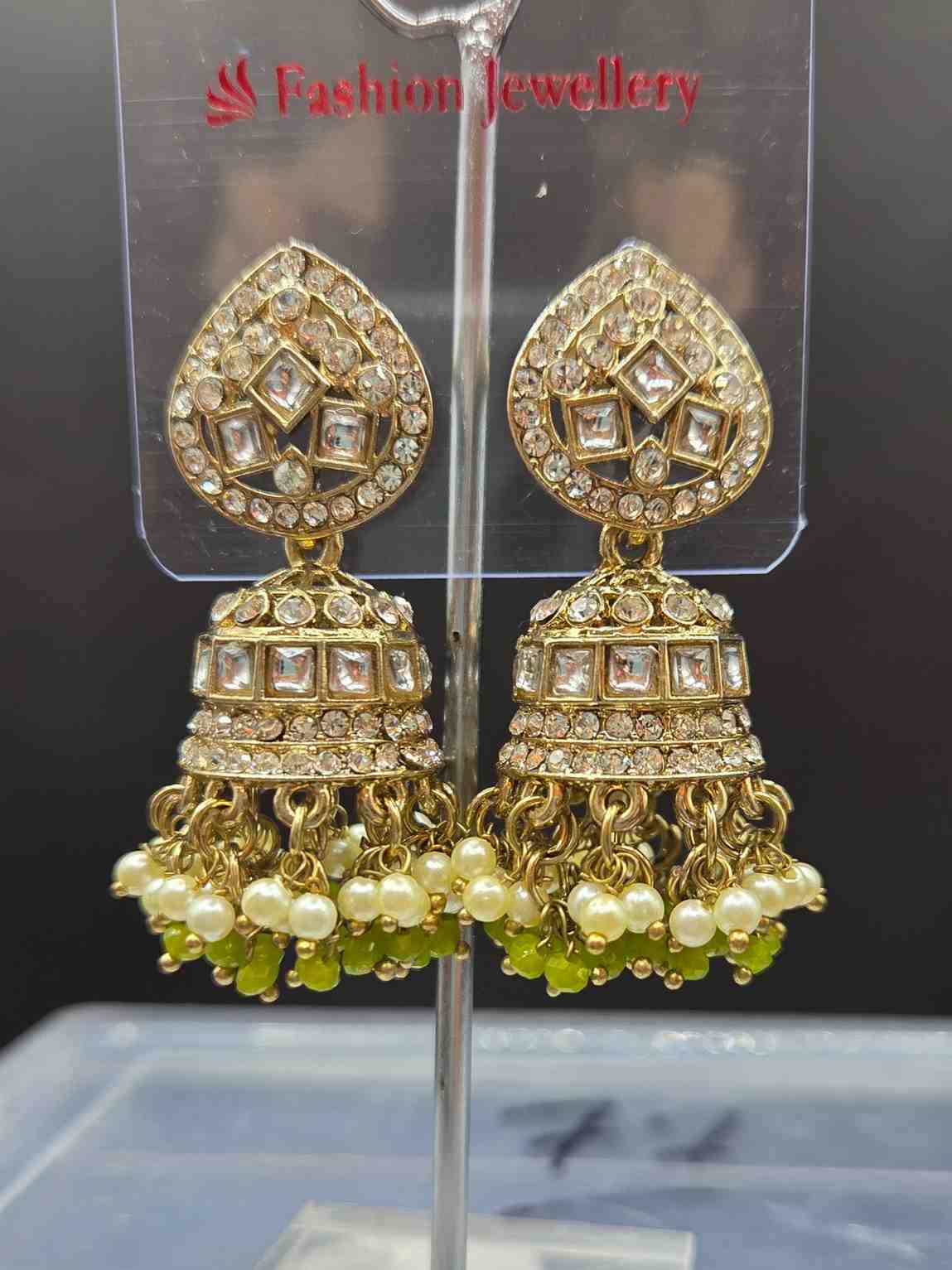 Light Weight Kundan And Pearl Work Jhumka Earrings.