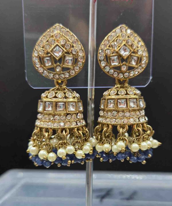 Light Weight Kundan And Pearl Work Jhumka Earrings.