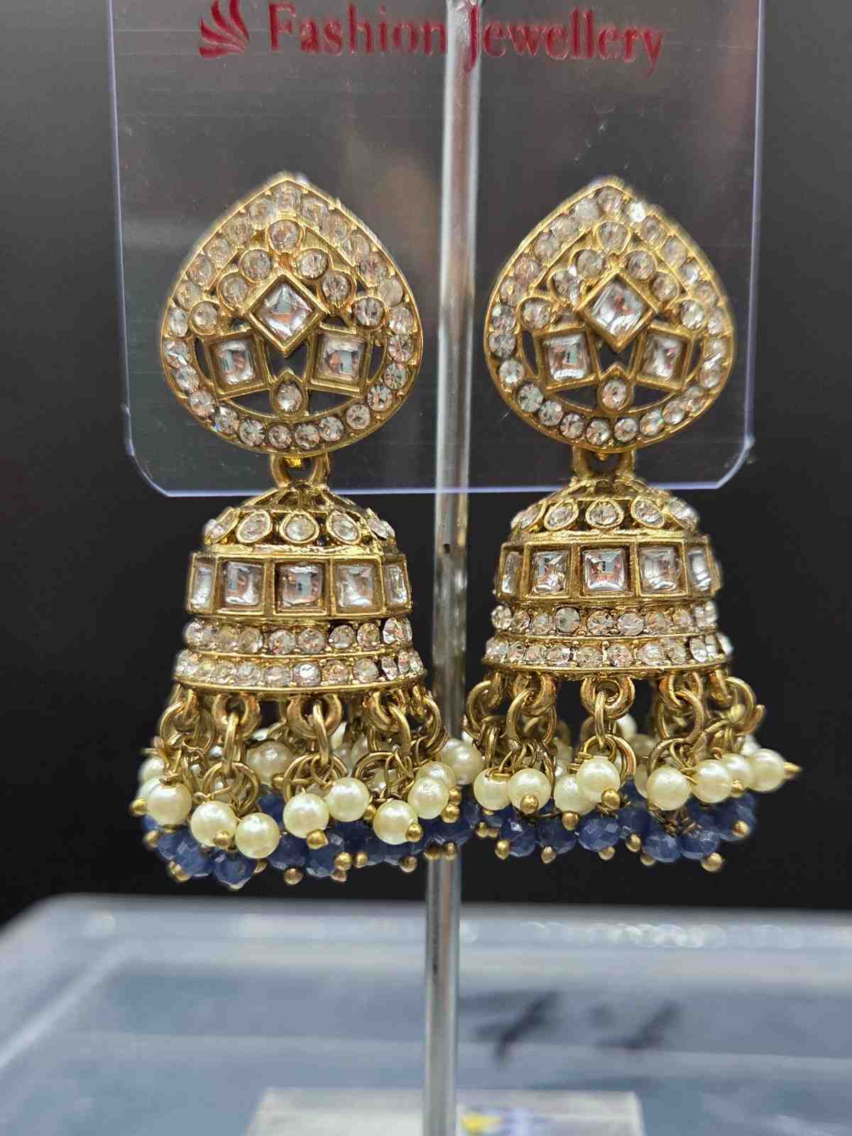 Light Weight Kundan And Pearl Work Jhumka Earrings.